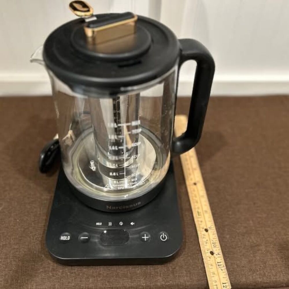 Narcissus hot pot with infuser